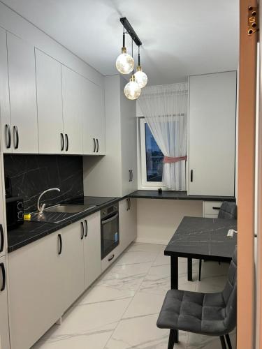Kuchyň nebo kuchyňský kout v ubytování Exclusive Ultracentral Apartments and Studios #Enescu#Universitatii#Suceava