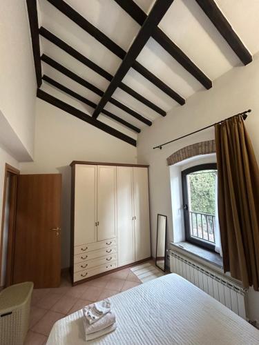 a bedroom with a large bed and a window at Appartamento spazioso in centro in Viterbo