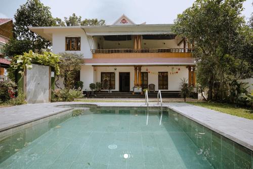 dom z basenem przed domem w obiekcie Fool's Paradise w mieście Alappuzha