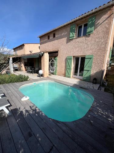 - une piscine sur une terrasse à côté d'une maison dans l'établissement Villa sur la Côte d’Azur avec piscine, à La Colle-sur-Loup