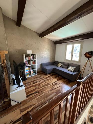 un salon avec un canapé et une télévision dans l'établissement Villa sur la Côte d’Azur avec piscine, à La Colle-sur-Loup