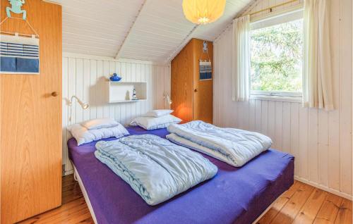 SkælskørにあるNice Home In Sklskr With 3 Bedrooms And Wifiの紫色のベッド1台(2台)が備わる客室です。
