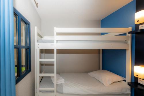Litera en habitación pequeña con escalera en Residence Vacances Bleues Lou Castel, en Casteljau