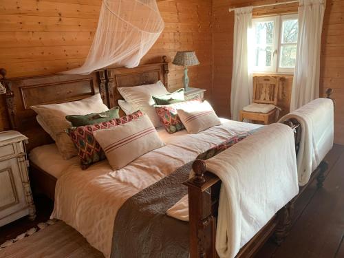 a bedroom with a large bed in a cabin at Ferien Haus am Feldgarten für 2 bis 9 Personen in Raubling