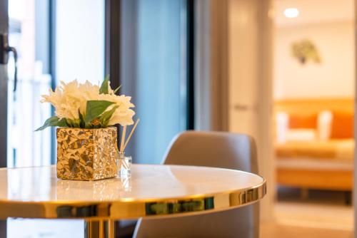 a table with a vase of flowers on top of it at Sky Stars Essential Reserve in Auckland