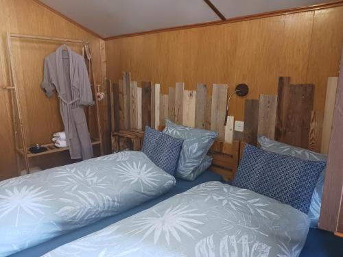 een slaapkamer met een bed en een badjas aan de muur bij Chalet Hirsch in Grächen