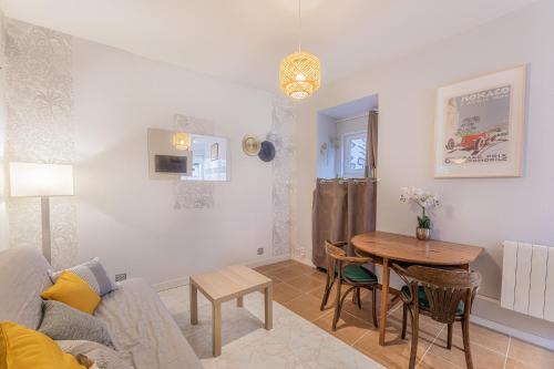 un salon avec un canapé et une table dans l'établissement Le Chardonnay - Studio à Lussault-sur-Loire, à Lussault-sur-Loire