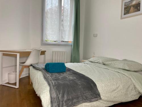 Schlafzimmer mit einem Bett mit einem Stuhl und einem Schreibtisch in der Unterkunft Chambre privée proche de Paris in Ivry-sur-Seine