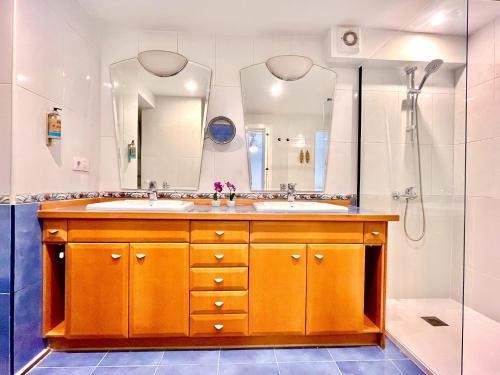 La salle de bains est pourvue d'un lavabo et d'une douche. dans l'établissement Beachfront Luxe 1 by Gloove, à La Vila Joiosa