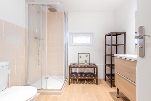 une salle de bain avec douche et toilettes dans l'établissement Studio Family Blancarde 4 pers Parking Clim, à Marseille