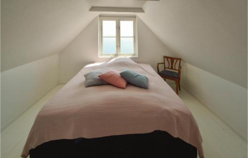 ハザスレウにある3 Bedroom Nice Home In Haderslevのベッドルーム1室(枕2つ付)