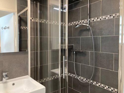 une salle de bain avec douche et lavabo dans l'établissement Studio 513, Port Soleil B3 au village naturiste, au Cap d'Agde