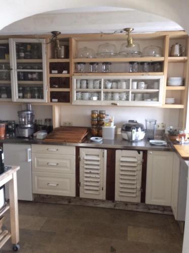 a kitchen with white cabinets and a counter top at Ferien Haus am Feldgarten mit 160 qm für 2 bis 9 Personen in Raubling