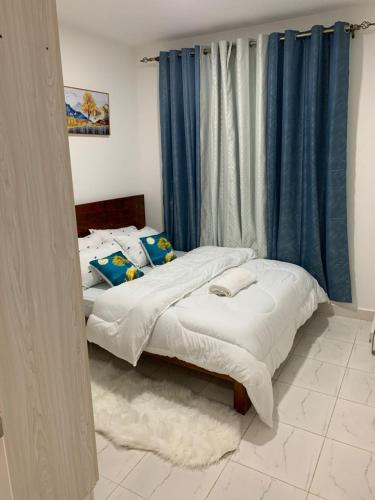 Un pat sau paturi într-o cameră la Greenzone Apartments