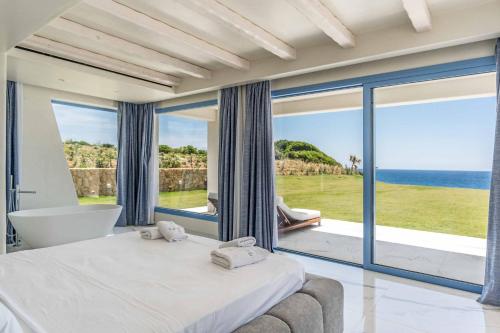 1 dormitorio con bañera y vistas al océano en My Kefalonia Villa, en Minia