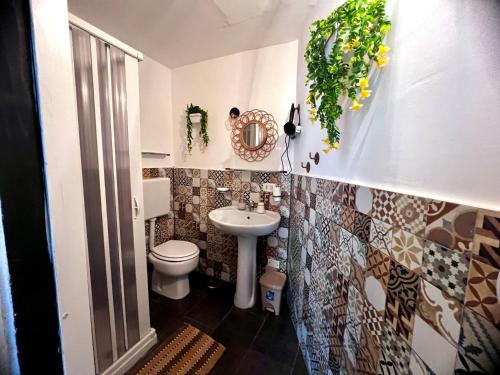 ein Badezimmer mit Toilette und Waschbecken in der Unterkunft Napoli Da Vivere Suites Giudecca in Neapel