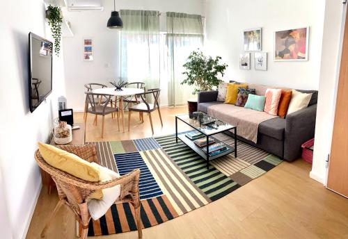 un soggiorno con divano e tavolo di Feel Cascais Center 2bd a Cascais