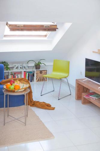 Picasso's Dream Cozy & Chic Attic Plaza Merced