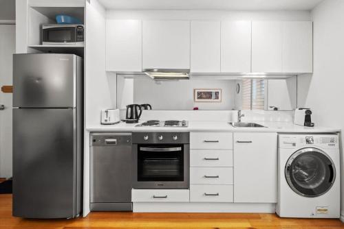 een keuken met een roestvrijstalen koelkast en een vaatwasser bij Convenient Apartment in heart of Carlton in Melbourne