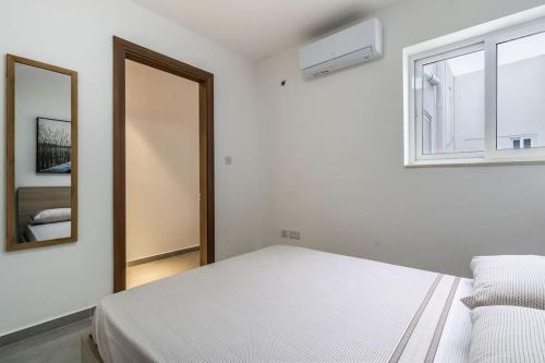 Postel nebo postele na pokoji v ubytování Penthouse in St. Paul's Bay