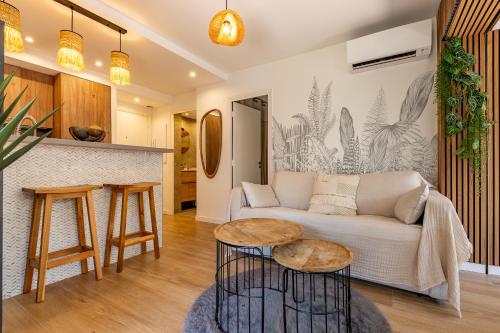 un salon avec un canapé et une table dans l'établissement LA VILLA BALI A CANNES, à Cannes