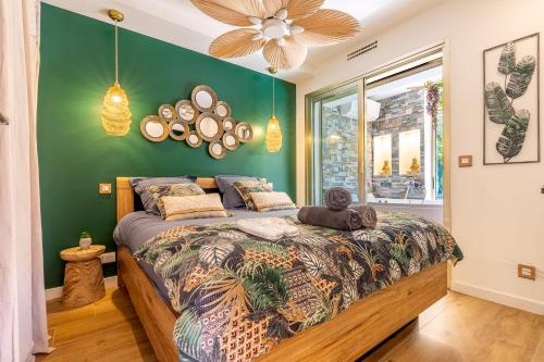 une chambre avec un lit et un mur végétal dans l'établissement LA VILLA BALI A CANNES, à Cannes