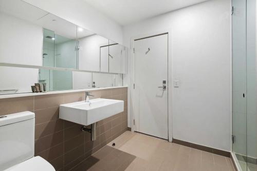 Vonios kambarys apgyvendinimo įstaigoje Cozy 1-Bed Apartment By Albert Park Lake