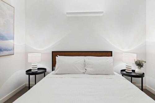 Кровать или кровати в номере Cozy 1-Bed Apartment By Albert Park Lake