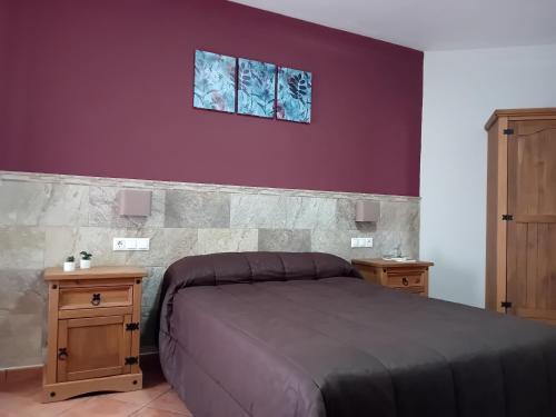 a bedroom with a bed and two nightstands sidx sidx sidx sidx at Casa Rural La Lumbre in Enguídanos