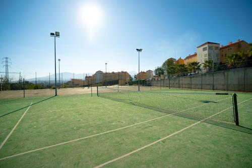 - un court de tennis avec deux filets de tennis dans l'établissement Sunstay Casa de Sol Andalusi, à Alhaurín de la Torre