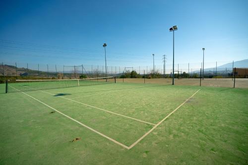 - un court de tennis avec deux filets de tennis dans l'établissement Sunstay Casa de Sol Andalusi, à Alhaurín de la Torre