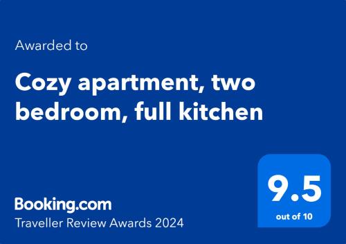 niebieski ekran ze słowami przytulny apartament dwie sypialnie w pełni wyposażona kuchnia w obiekcie Cozy apartment, two bedroom, full kitchen w Rijadzie