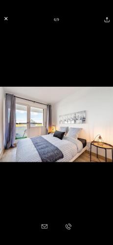 deux lits dans une chambre avec une fenêtre dans l'établissement Superbe appartement Paris Sud: terrasse,parking, à Évry-les-Châteaux