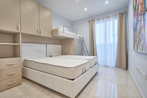 sypialnia z dużym łóżkiem i drabiną w obiekcie Comfort Lounge Loft - W/1BR w mieście Sliema