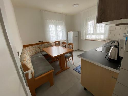 eine Küche mit einem Tisch und einem kleinen Tisch darin in der Unterkunft Comfort Apartment Heilbronn in Heilbronn