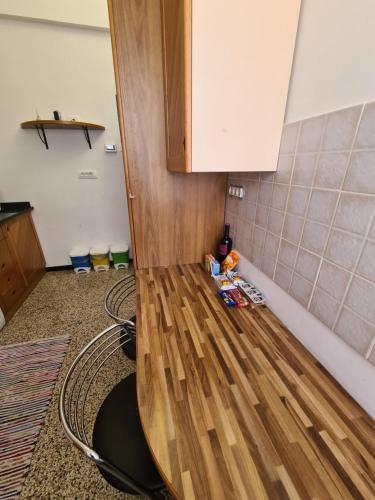 een keuken met een houten vloer en een kast bij Violetta Portofino by PortofinoVacanze in Rapallo