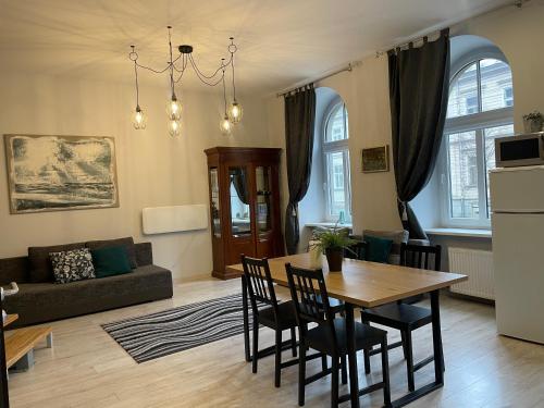 Apartments in Art Nouveau District في ريغا: غرفة معيشة بها طاولة وأريكة