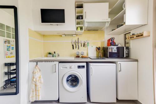 - une buanderie avec un lave-linge et un sèche-linge dans l'établissement Studio calme proche Paris avec terrasse privative et jacuzzi en option, à Palaiseau