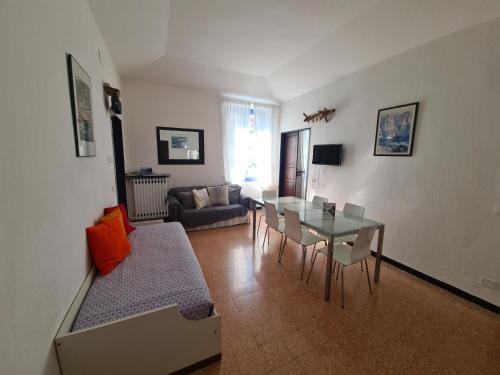 een woonkamer met een tafel en een bank bij Violetta Portofino by PortofinoVacanze in Rapallo