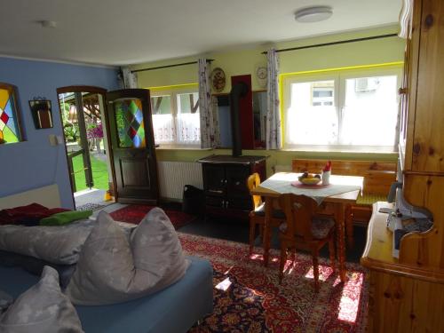 ein Wohnzimmer mit einem Sofa und einem Tisch in der Unterkunft Ferienhaus-Römerthurm in Schöder
