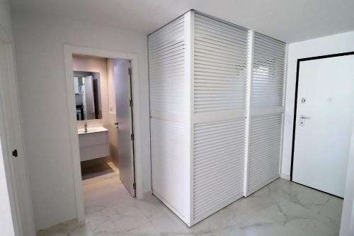 La salle de bains est pourvue d'un placard blanc et d'un lavabo. dans l'établissement Casa del sur, à San Juan de los Terreros