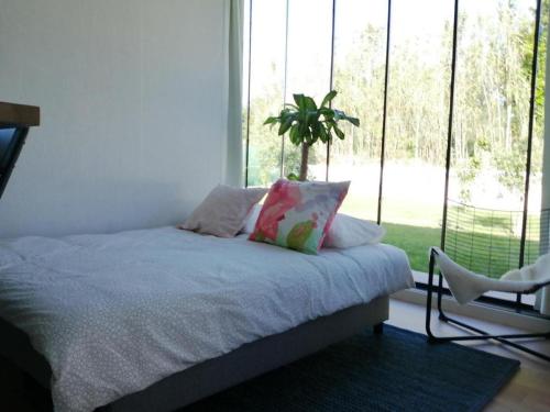- une chambre avec un lit, une chaise et une fenêtre dans l'établissement Casa Salitre, à Boiro