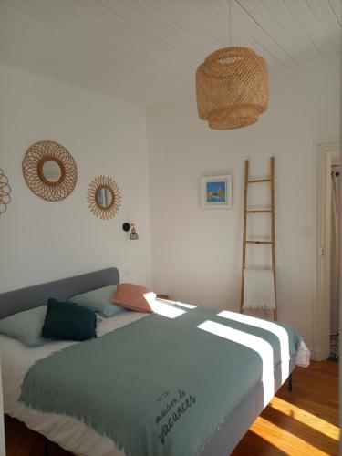 ein Schlafzimmer mit einem Bett, einer Leiter und einer Lampe in der Unterkunft Maison de vacances de charmes au bord de la mer in Saint-Brevin-les-Pins