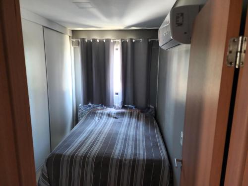 Säng eller sängar i ett rum på Apartamento aconchegante em Candeias