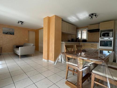 une cuisine et un salon avec une table et des chaises dans l'établissement Location RDC maison, jardin et terrasse à Aix-les-Bains, proche thermes et lac ! - FR-1-555-9, à Aix-les-Bains