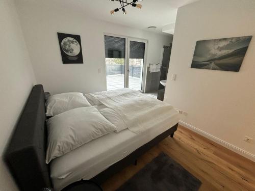 a bedroom with a bed in a room with a window at Aparthotel Umbrella in Vienna