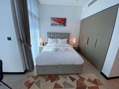 um quarto com uma grande cama branca e uma grande janela em Gennaro´s home at 15 Northside Business Bay em Dubai