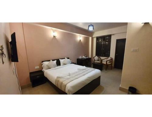 Habitación de hotel con cama y escritorio en Hotel Lasso Regency & Spa, Namchi, en Namchi