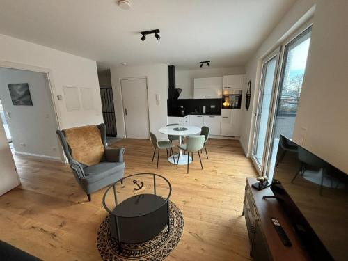 sala de estar con mesa y sillas y cocina en Aparthotel Umbrella, en Viena
