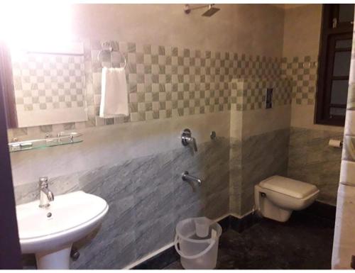 y baño con lavabo y aseo. en Hotel Lasso Regency & Spa, Namchi, en Namchi